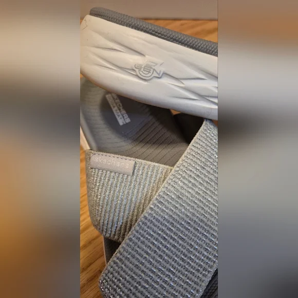 Skechers Women's 8 On The Go Silver Goga Mat Slide Sandals EUC - Picture 9 of 11